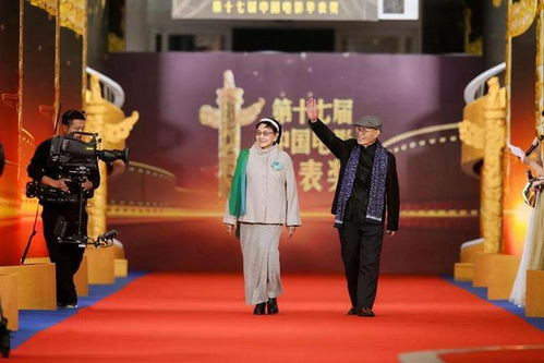 86岁王晓棠美得高雅,穿妈妈装搭珍珠端庄从容,真适合微胖妈妈