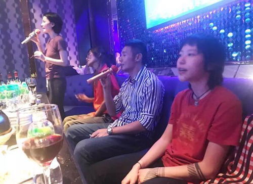 表情娱乐王菲母女跟李荣浩一起唱k窦靖童的表情亮了表情