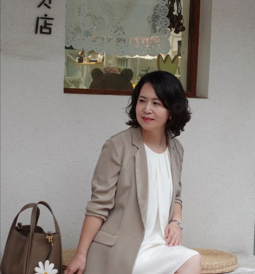 50岁女人怎么穿搭才不显老学学这位博主的搭配,优雅大气显年轻