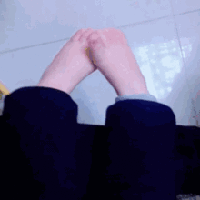舔宝宝的脚搞笑gif表情分享