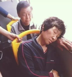 郑州一位80岁老人的爱情老伴瘫痪不能动,他为她按摩,一按就是三年
