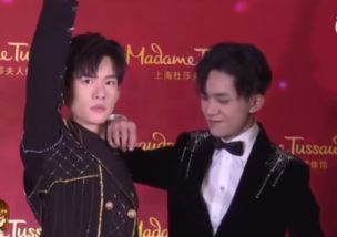 组图tfboys为孪生兄弟揭幕模仿蜡像表情合影画面搞笑