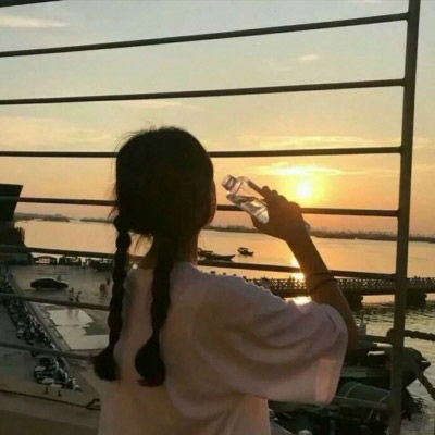 唯美女头背影或侧影长发美女一个人伤感沉思