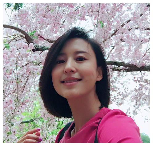 曾被称作周涛接班人,暂别舞台嫁大20岁富商,40岁气质好似少女