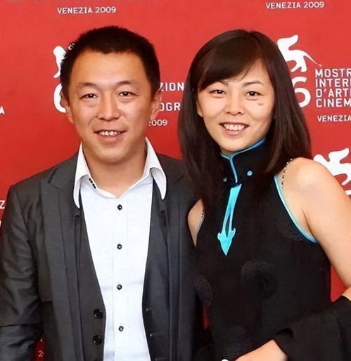 黄渤夫妇罕合体,为姐庆生阵仗大,母坐c位长相与儿媳如粘贴复制