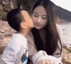 搞笑gif趣图姑娘,你看到了什么,一直摇头