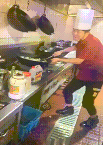 搞笑gif这是我见过最有出息的哈士奇