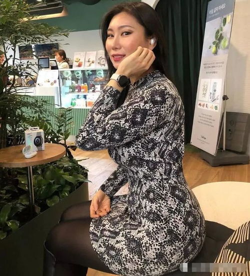 爱健身的40岁大姐,丰腴身材女性魅力四射,男友还是小鲜肉