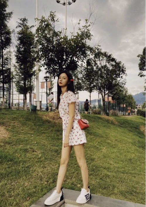 沈梦辰真是个时髦精,一身樱桃套装清新又甜美,好少女