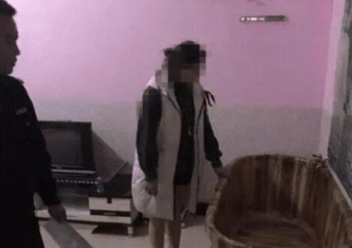 中年大妈提供特殊服务,房间里摆着大木桶,特殊时间特殊使用