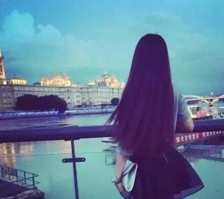 二婚那天,老公突然向我下跪,我抱着被子疼哭