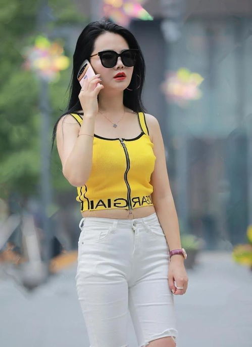 街拍美女搭配出的自然之美,干净挺阔显气质又减龄