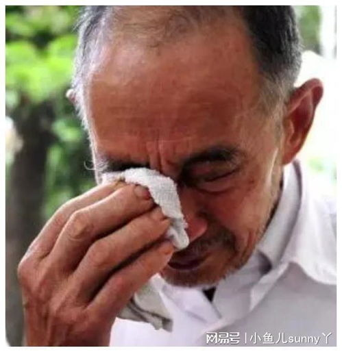 奶奶82岁寿辰,大家欢声笑语,我扭头时,发现父亲在偷偷抹泪