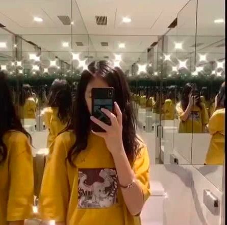 王菲12岁爱女李嫣晒酒店自拍,p卡通帅哥相陪少女心满满