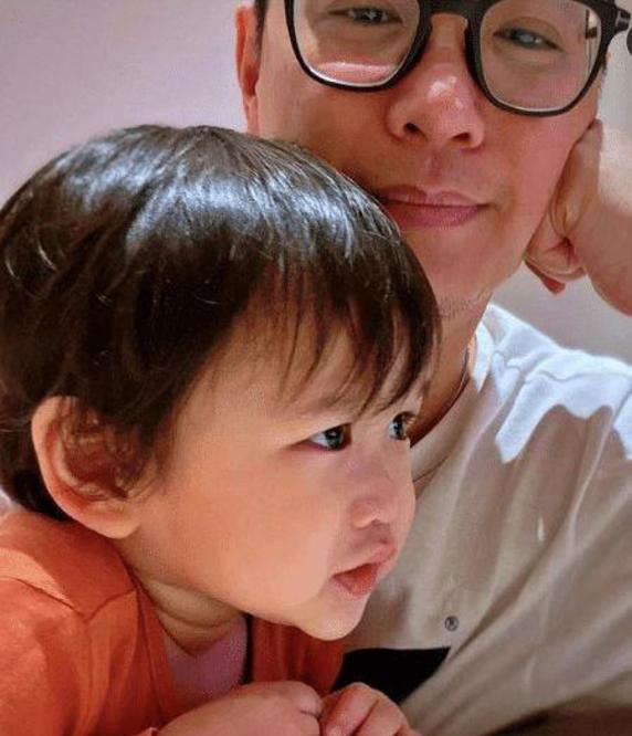 胡杏儿为李奕霖庆2岁生日,三胎儿子表情超搞笑