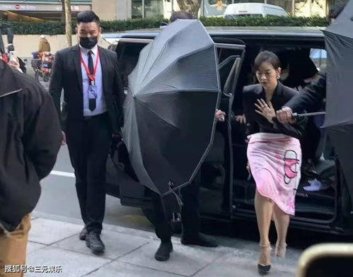 宋茜穿短裙亮相,裹毛毯的行为引起热议,被指不够真诚