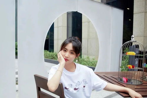 重返儿时的沙丘杨幂周雨彤欧阳娜娜王一博陈立农如何挑选卡通印花t恤单品