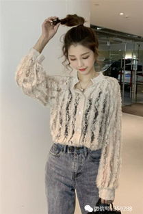 精美细致,整款衣服显得别具一格