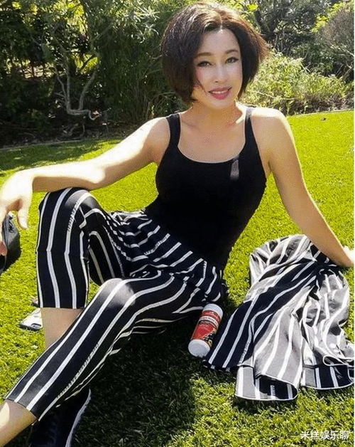 64岁的刘晓庆依旧不一般,背心展现s型曲线,身段依旧婀娜多姿