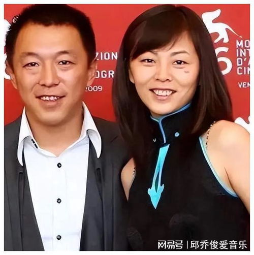 黄渤一家4口阿那亚被偶遇妻子玩手机大女儿似妈妈的翻版