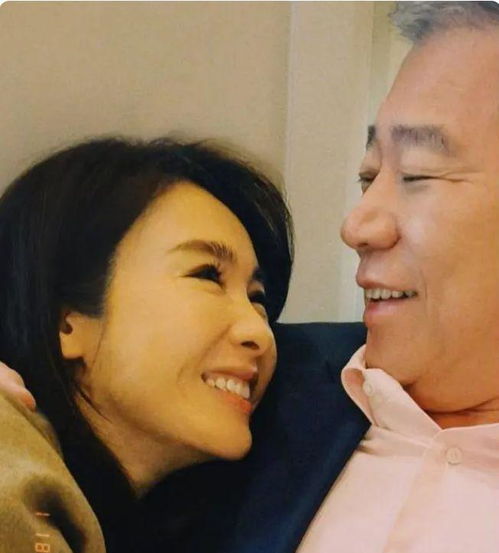 51岁黎姿出席活动,面部紧绷法令纹明显,生图被调侃像老太太