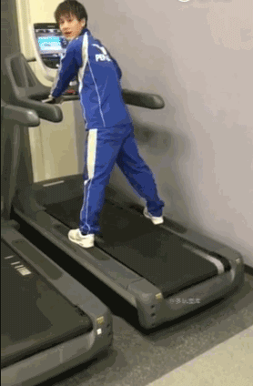 搞笑gif从表情看得出她是什么心情,不要羡慕别人