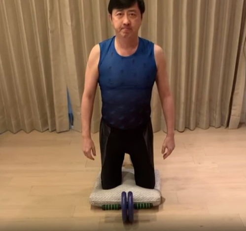 60岁庾澄庆在豪宅中做健身,全身肌肉如年轻人,真是老当益壮