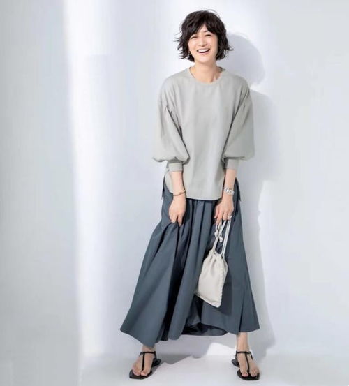 这才是50岁女人的最美装扮,日本模特知性优雅的穿搭,养眼又减龄
