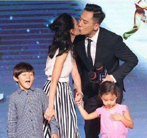 为照顾患病妻子影帝的他三年不接戏,如今妻子容貌衰老,他仍不离不弃,值得我