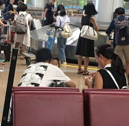 组图包贝尔携爱女低调出行被偶遇饺子紧盯食物暴露吃货属性