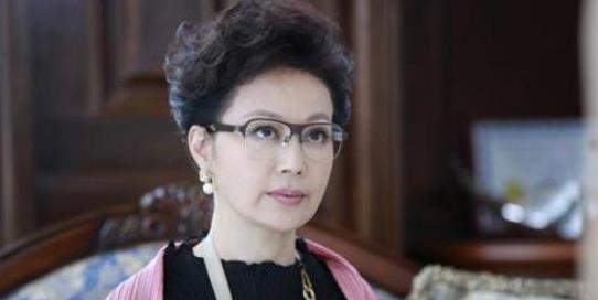 她41岁与导演因戏生情,婚后19年未孕无奈离婚,今64岁仍单身