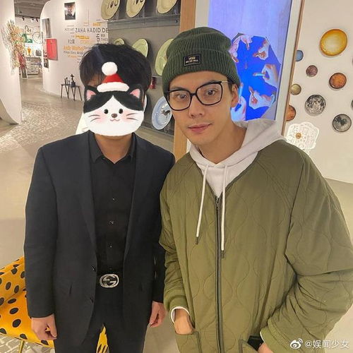 陈伟霆与路人家居店合影素颜戴眼镜造型简约帅气