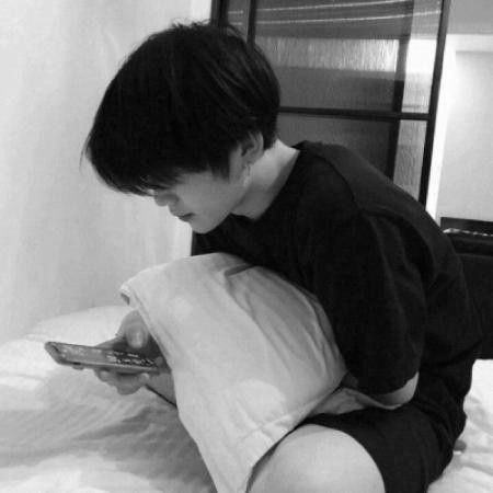 孤独伤感黑白男生头像,男人无需仰仗谁的光芒