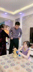 搞笑gif妹子你这个脾气得改呀,你和树较什么劲呢草率了吧