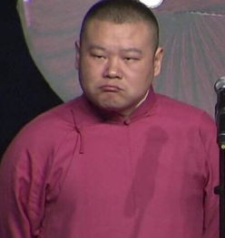 一组岳云鹏在雨中接孩子的照片在网络上迅速走红,老婆发文澄清