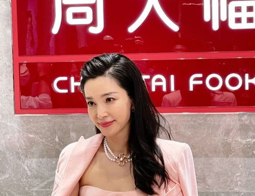 48岁李冰冰出席活动,表情管理失败暴露年龄,意外撞脸吕丽萍