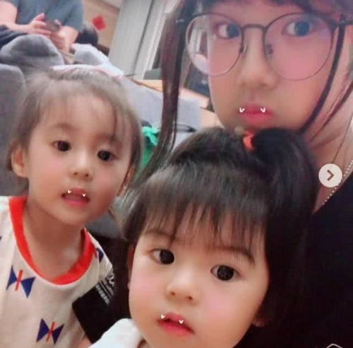 贾静雯一家出游,梧桐妹放假照顾妹妹,43岁贾静雯素颜皱纹抢镜