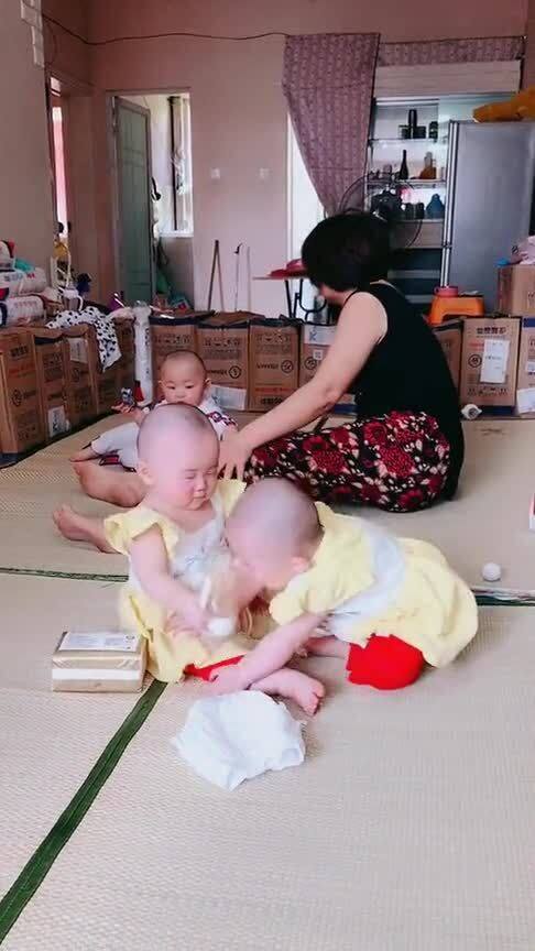 吵架成了家常便饭,奶奶都习以为常,表情没有任何的变化