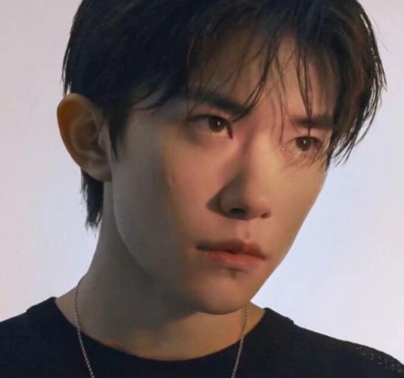 卡通西服头像男生头像易烊千玺