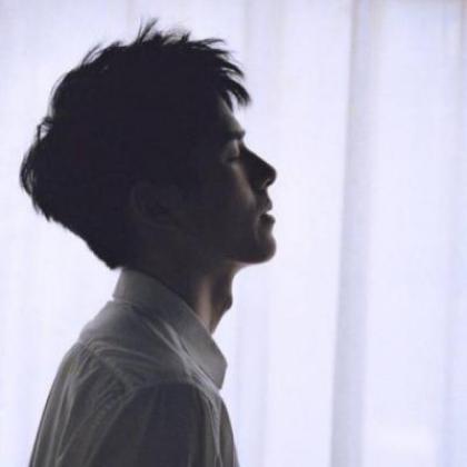 情绪低落孤单伤感颓废男生头像,我也不想堕落就是无法开心