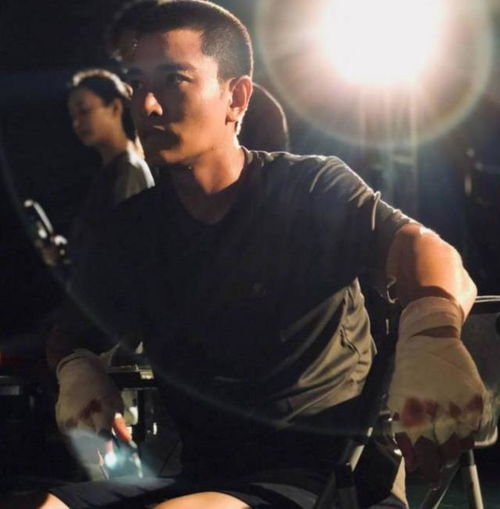 贾乃亮为啥自虐又黑又瘦躺在箱子上休息辛苦得让人心疼