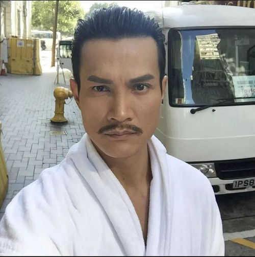 祝福50岁前tvb男星宣布再婚娶年轻太太,两人在登记现场甜蜜亲吻