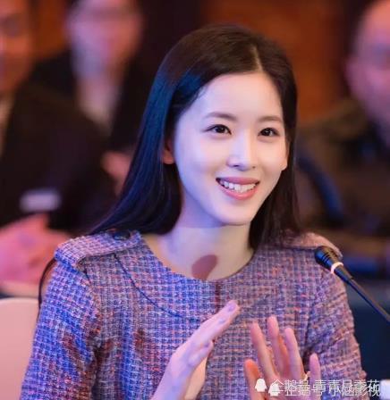 奶茶妹妹晚宴照曝光,有谁注意到她脖子戴的东西,听到价格我酸了