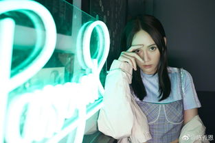 陈乔恩穿红白格子衫俏皮十足表情严肃秒变冷酷girl