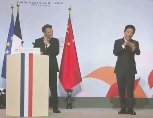 巩俐夫妇陪法国总统访华,看到黄渤逗乐马克龙,鼓掌笑出表情包