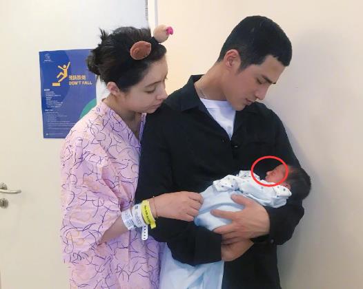 姜潮麦迪娜一家三口照片公开,小王子鼻梁高挺,基因很强大