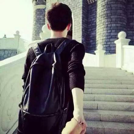 求一个女孩举着一只剪刀手的背影的情侣男生头像
