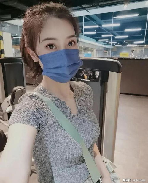 我家对门住着一位年约三十多岁的女孩,她长得相当漂亮
