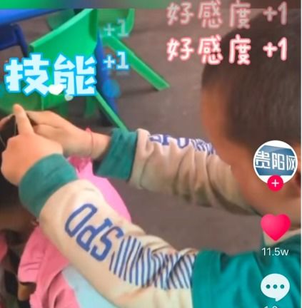 四川一幼儿园男孩帮女同学扎辫子,旁边男同学都看呆了,赶紧起身观摩网友赢在起跑线上