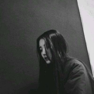 黑白女生头像背影全身女生霸气头像黑白高冷